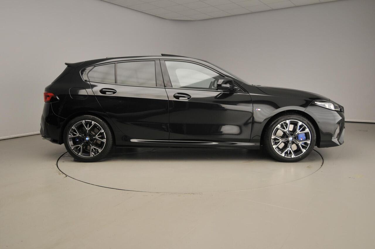 BMW 1-SERIE 5-deurs M135 xDrive | M-Sportpakket | LED | Leder | HUD | Schuifdak | Elektr. zetels | DAB | Harman-kardon sound | Alu 18 inch
