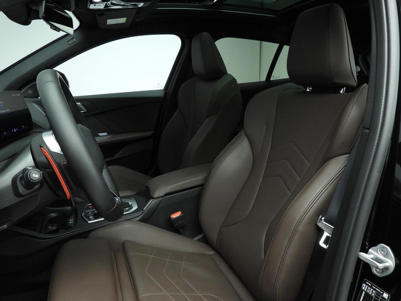 BMW 1-SERIE 5-deurs M135 xDrive | M-Sportpakket | LED | Leder | HUD | Schuifdak | Elektr. zetels | DAB | Harman-kardon sound | Alu 18 inch