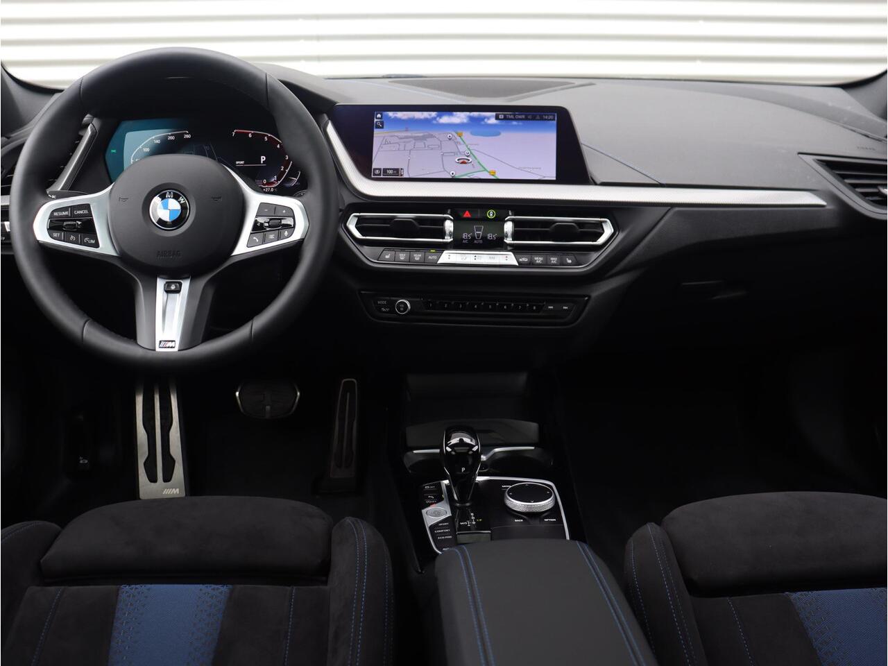 BMW 1-SERIE 5-deurs 118i | M Sportpakket Pro | Panodak | Harman Kardon | Driving Assistant | Elektr. Achterklep | Verwarmbaar Stuurwiel | 19'' LMV