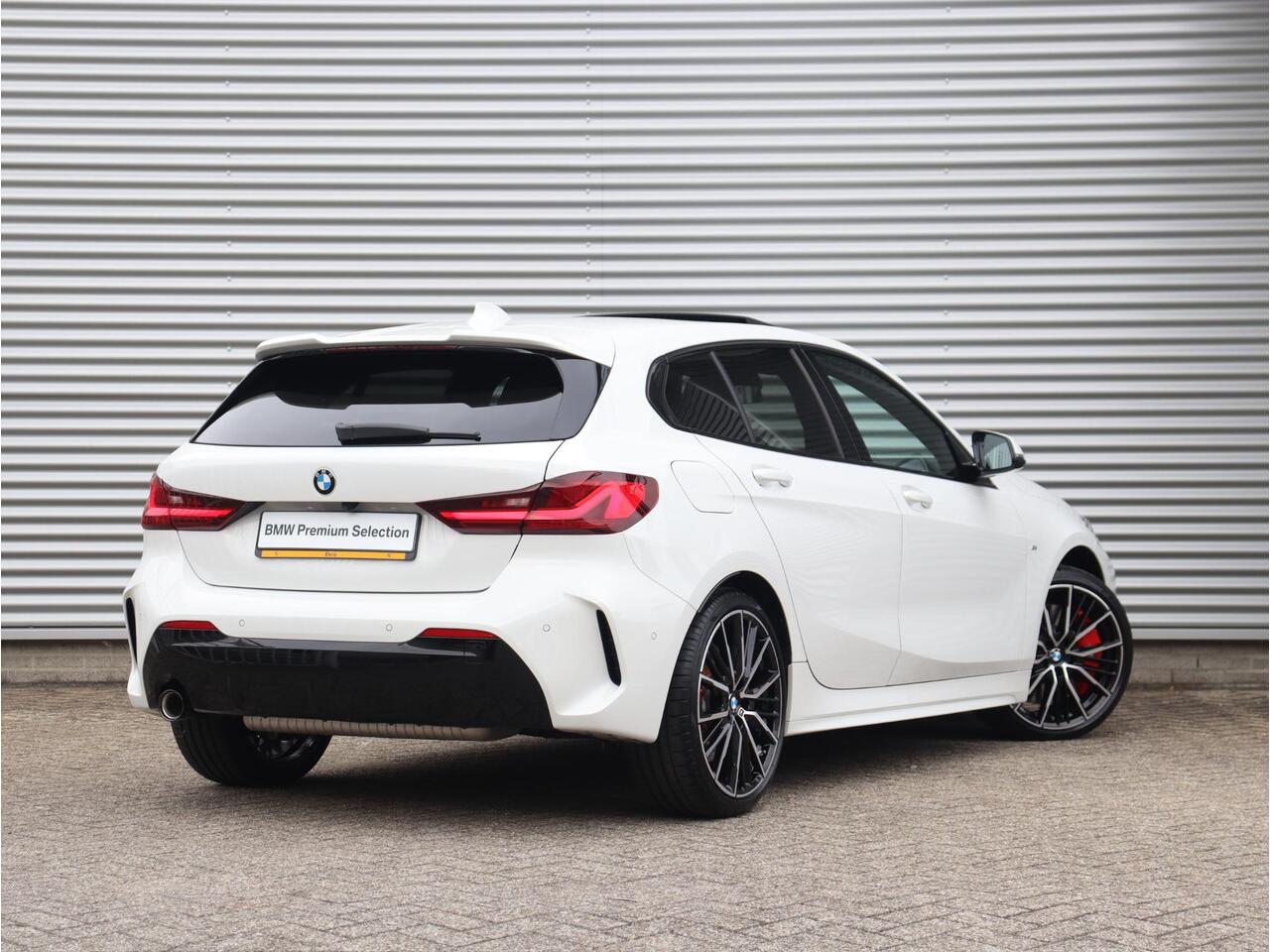 BMW 1-SERIE 5-deurs 118i | M Sportpakket Pro | Panodak | Harman Kardon | Driving Assistant | Elektr. Achterklep | Verwarmbaar Stuurwiel | 19'' LMV