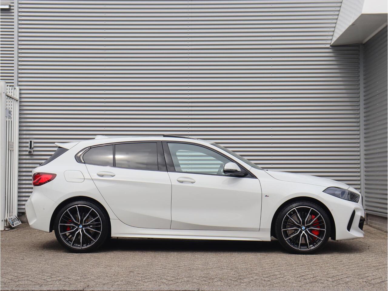 BMW 1-SERIE 5-deurs 118i | M Sportpakket Pro | Panodak | Harman Kardon | Driving Assistant | Elektr. Achterklep | Verwarmbaar Stuurwiel | 19'' LMV