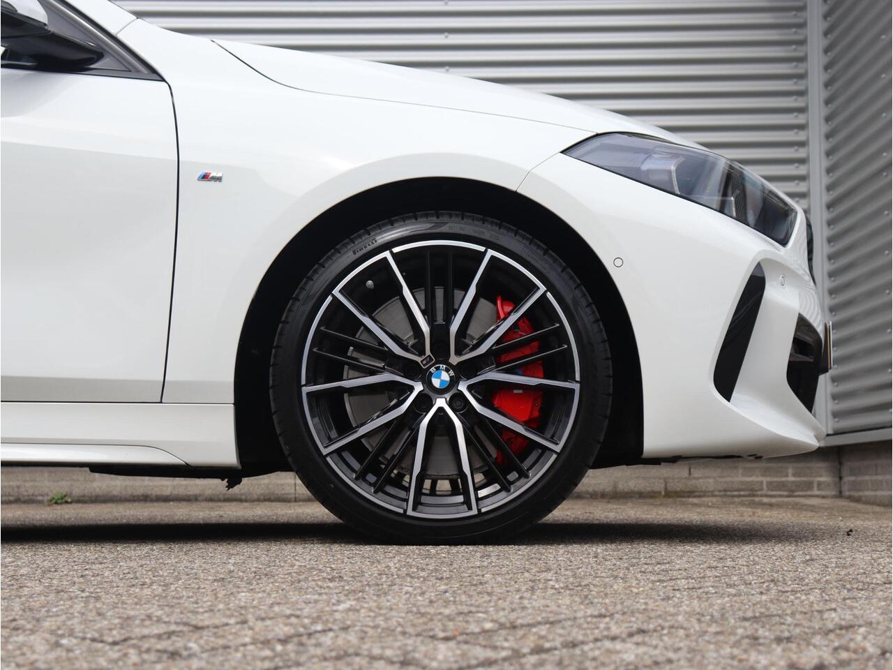 BMW 1-SERIE 5-deurs 118i | M Sportpakket Pro | Panodak | Harman Kardon | Driving Assistant | Elektr. Achterklep | Verwarmbaar Stuurwiel | 19'' LMV