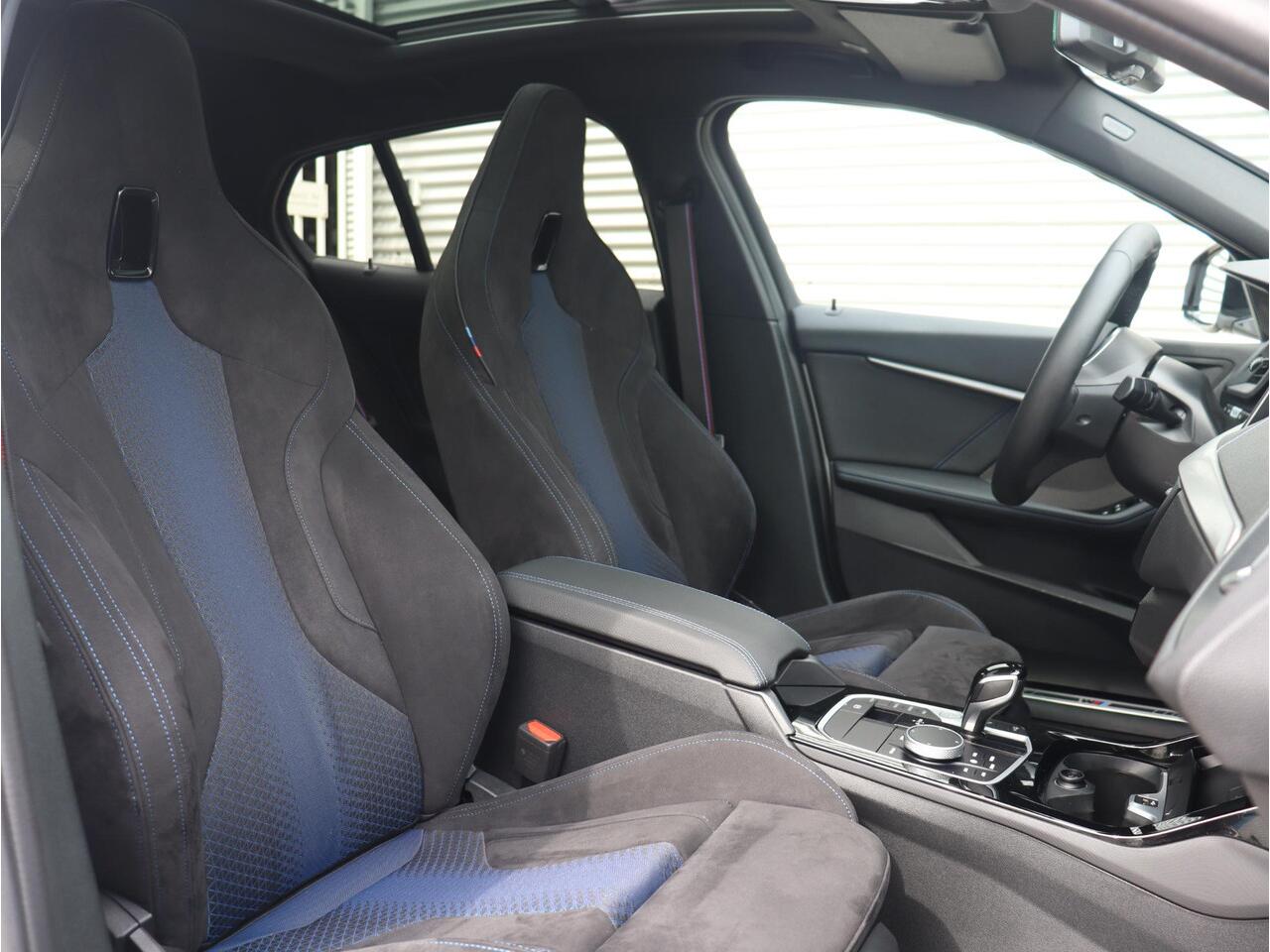 BMW 1-SERIE 5-deurs 118i | M Sportpakket Pro | Panodak | Harman Kardon | Driving Assistant | Elektr. Achterklep | Verwarmbaar Stuurwiel | 19'' LMV