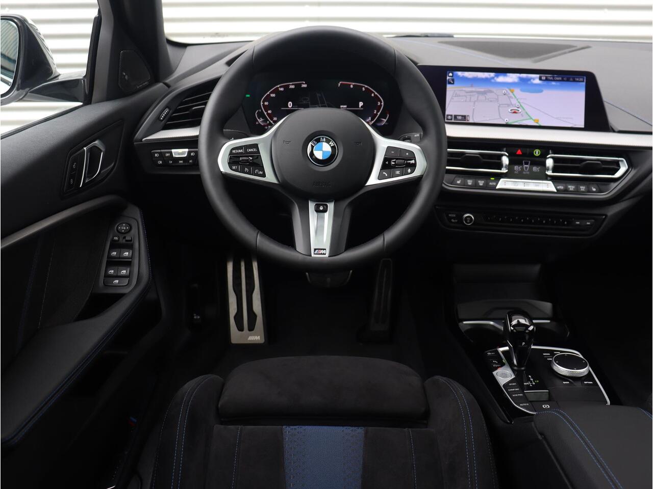 BMW 1-SERIE 5-deurs 118i | M Sportpakket Pro | Panodak | Harman Kardon | Driving Assistant | Elektr. Achterklep | Verwarmbaar Stuurwiel | 19'' LMV