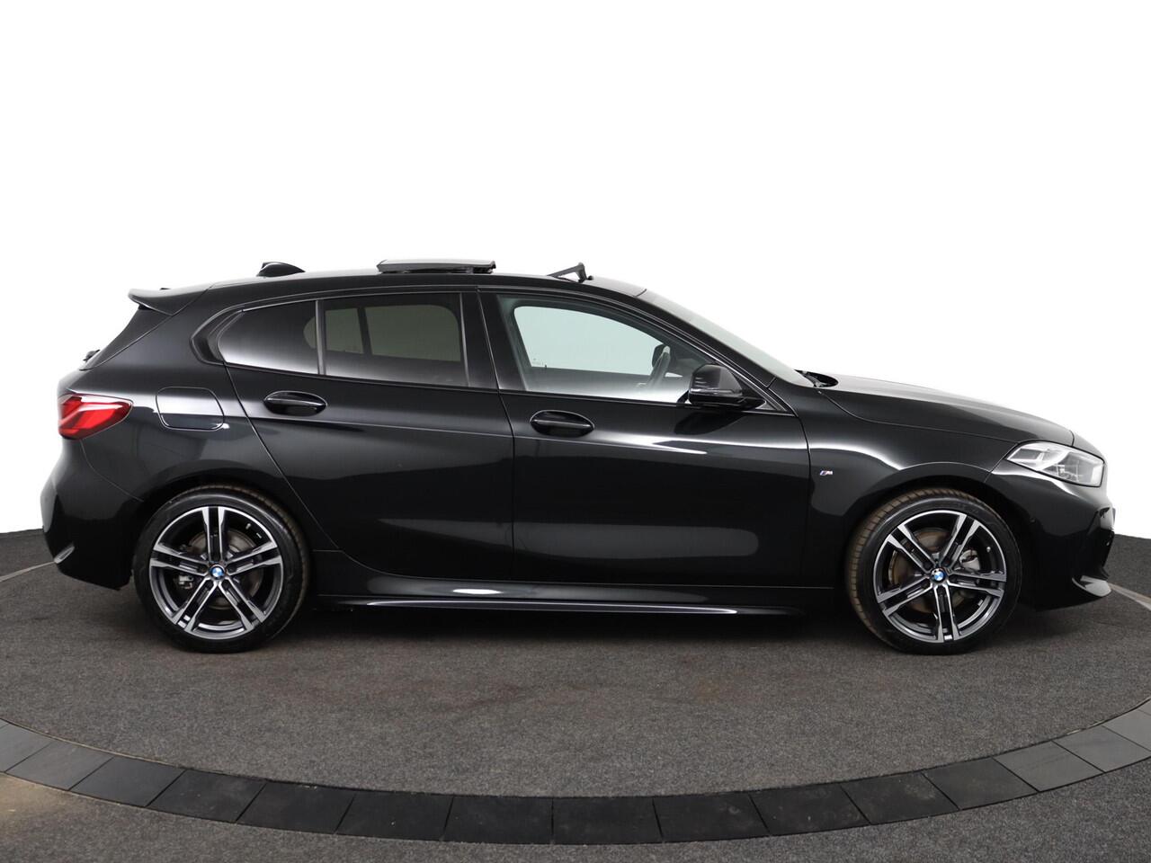 BMW 1-SERIE 118i | M Sportpakket | Panoramadak | Trekhaak