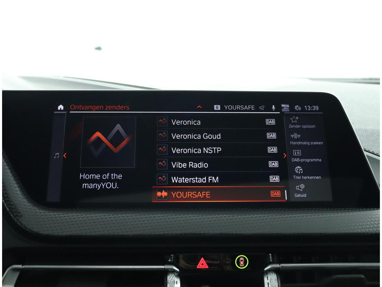 BMW 1-SERIE 118i | M Sportpakket | Panoramadak | Trekhaak