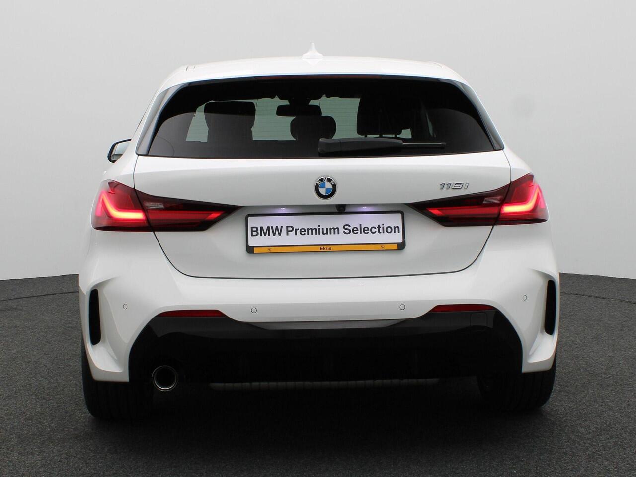 BMW 1-SERIE 118i M Sportpakket | Stoelverwarming | Achteruitrijcamera | Sportstoelen | 17"