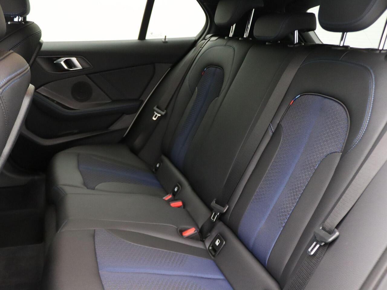 BMW 1-SERIE 118i M Sportpakket | Stoelverwarming | Achteruitrijcamera | Sportstoelen | 17"