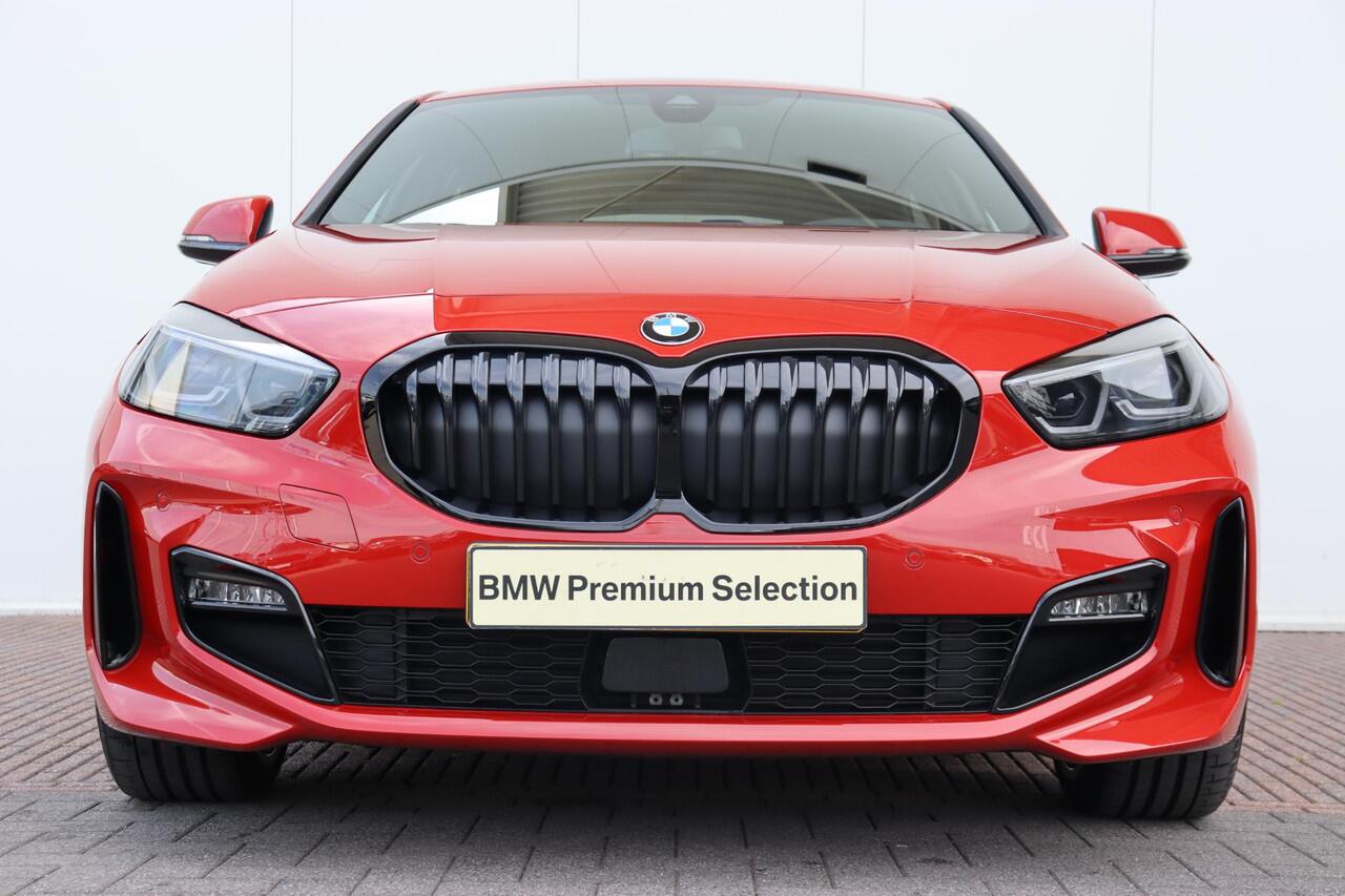 BMW 1-SERIE 118i M Sportpakket Pro/ Sportstoelen/ Stoelverwarming/ Cruise Control/ Getint Glas/ 19" LMV