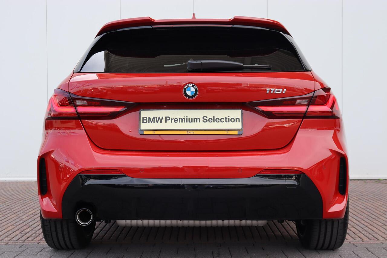 BMW 1-SERIE 118i M Sportpakket Pro/ Sportstoelen/ Stoelverwarming/ Cruise Control/ Getint Glas/ 19" LMV