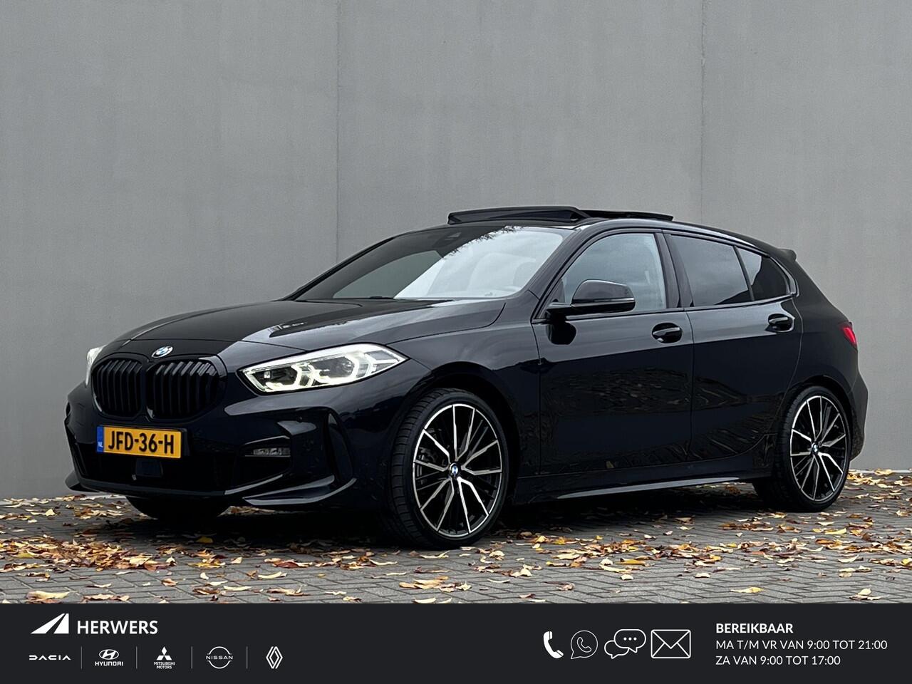BMW 1-SERIE 118i / Dealer onderhouden / M-Sport / Panorama schuifdak / Head Up Display / Adaptieve Cruise Control / Harman Kardon Audio / Alcantara Sportstoelen / 19" / Camera /