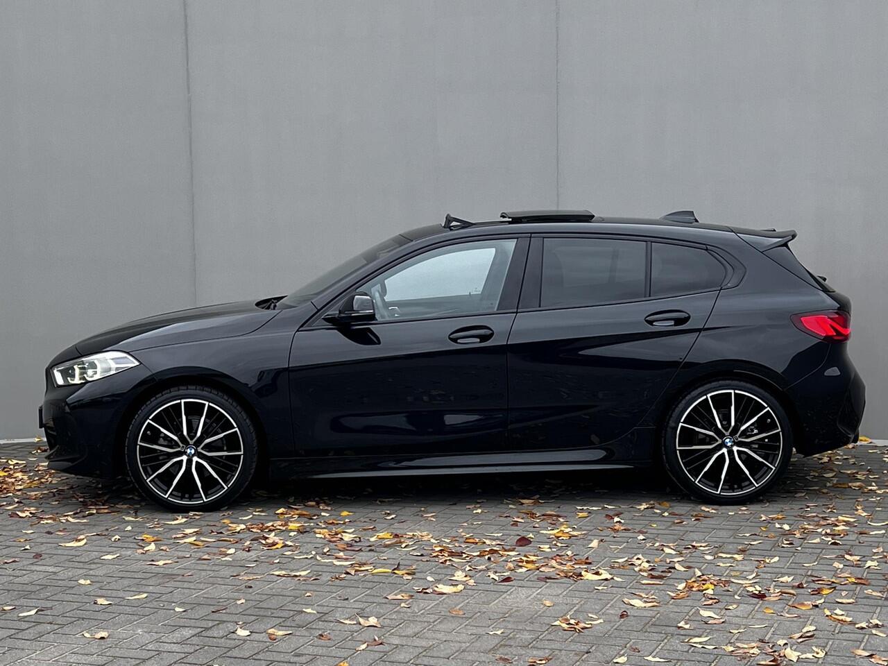 BMW 1-SERIE 118i / Dealer onderhouden / M-Sport / Panorama schuifdak / Head Up Display / Adaptieve Cruise Control / Harman Kardon Audio / Alcantara Sportstoelen / 19" / Camera /