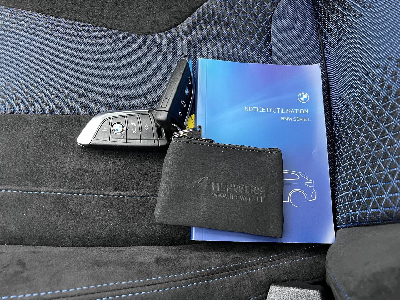 BMW 1-SERIE 118i / Dealer onderhouden / M-Sport / Panorama schuifdak / Head Up Display / Adaptieve Cruise Control / Harman Kardon Audio / Alcantara Sportstoelen / 19" / Camera /