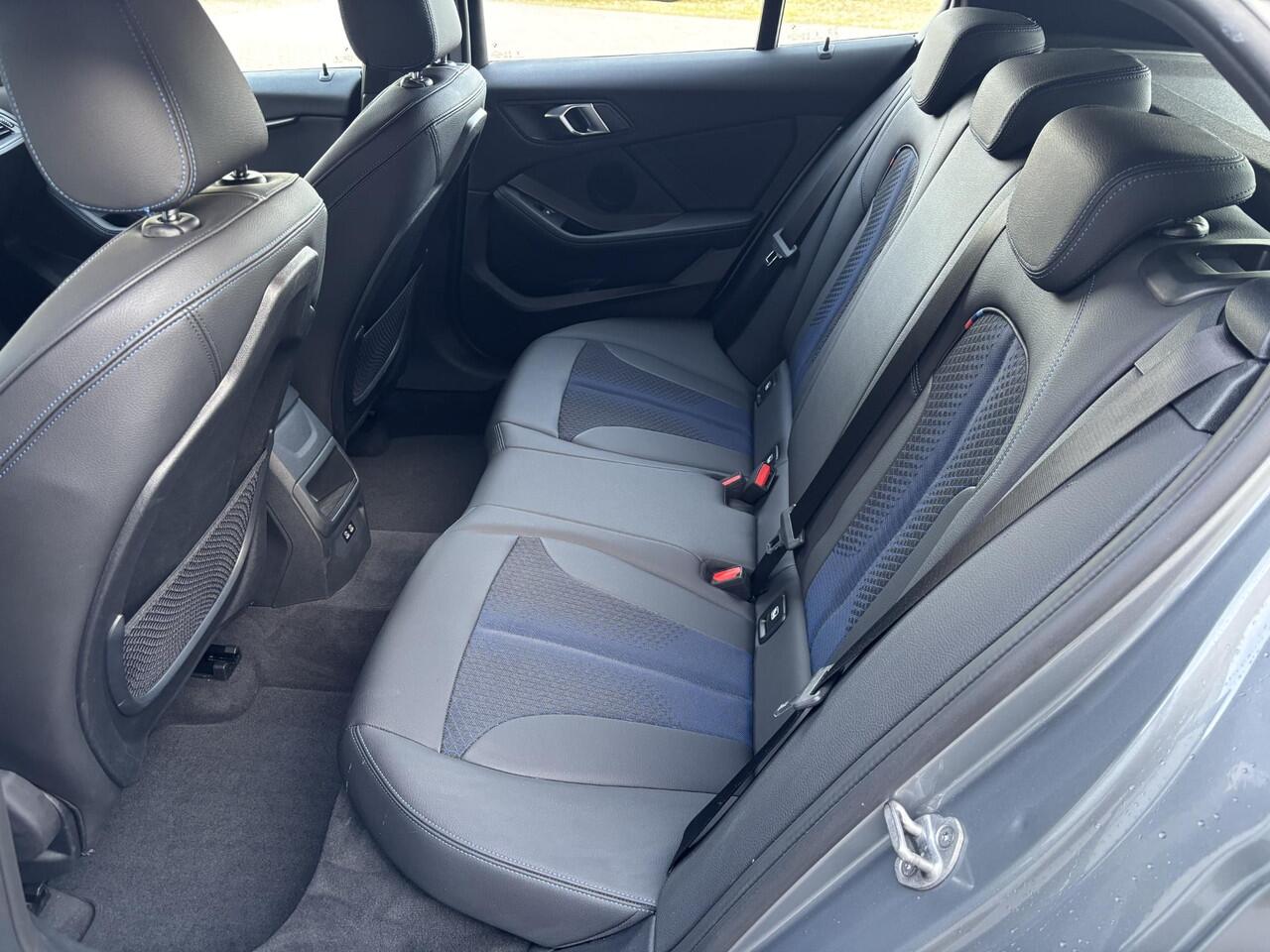 BMW 1-SERIE 118i Automaat / M-SPORT / Pack LED / Fabrieksgarantie tot 06-2026 / Dealer onderhouden / Sportstoelen / Trekgewicht 1300 Kg / Cruise control / Stoelverwarming / Apple Carplay Android Auto / Climate control / Keyless Entry/Start /