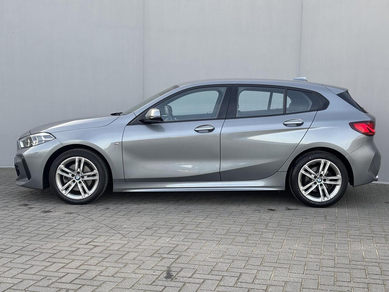 BMW 1-SERIE 118i Automaat / M-SPORT / Pack LED / Fabrieksgarantie tot 06-2026 / Dealer onderhouden / Sportstoelen / Trekgewicht 1300 Kg / Cruise control / Stoelverwarming / Apple Carplay Android Auto / Climate control / Keyless Entry/Start /