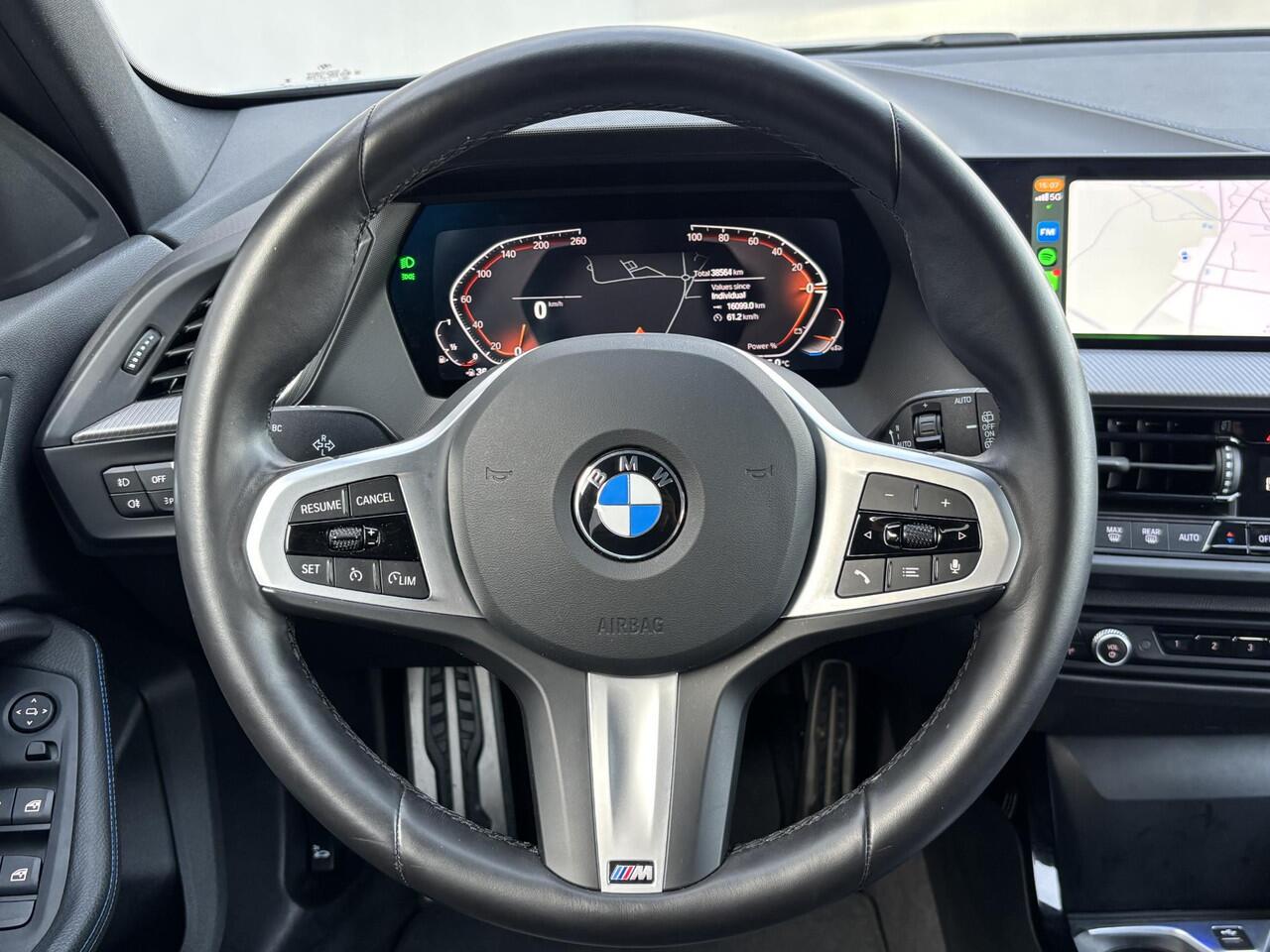 BMW 1-SERIE 118i Automaat / M-SPORT / Pack LED / Fabrieksgarantie tot 06-2026 / Dealer onderhouden / Sportstoelen / Trekgewicht 1300 Kg / Cruise control / Stoelverwarming / Apple Carplay Android Auto / Climate control / Keyless Entry/Start /