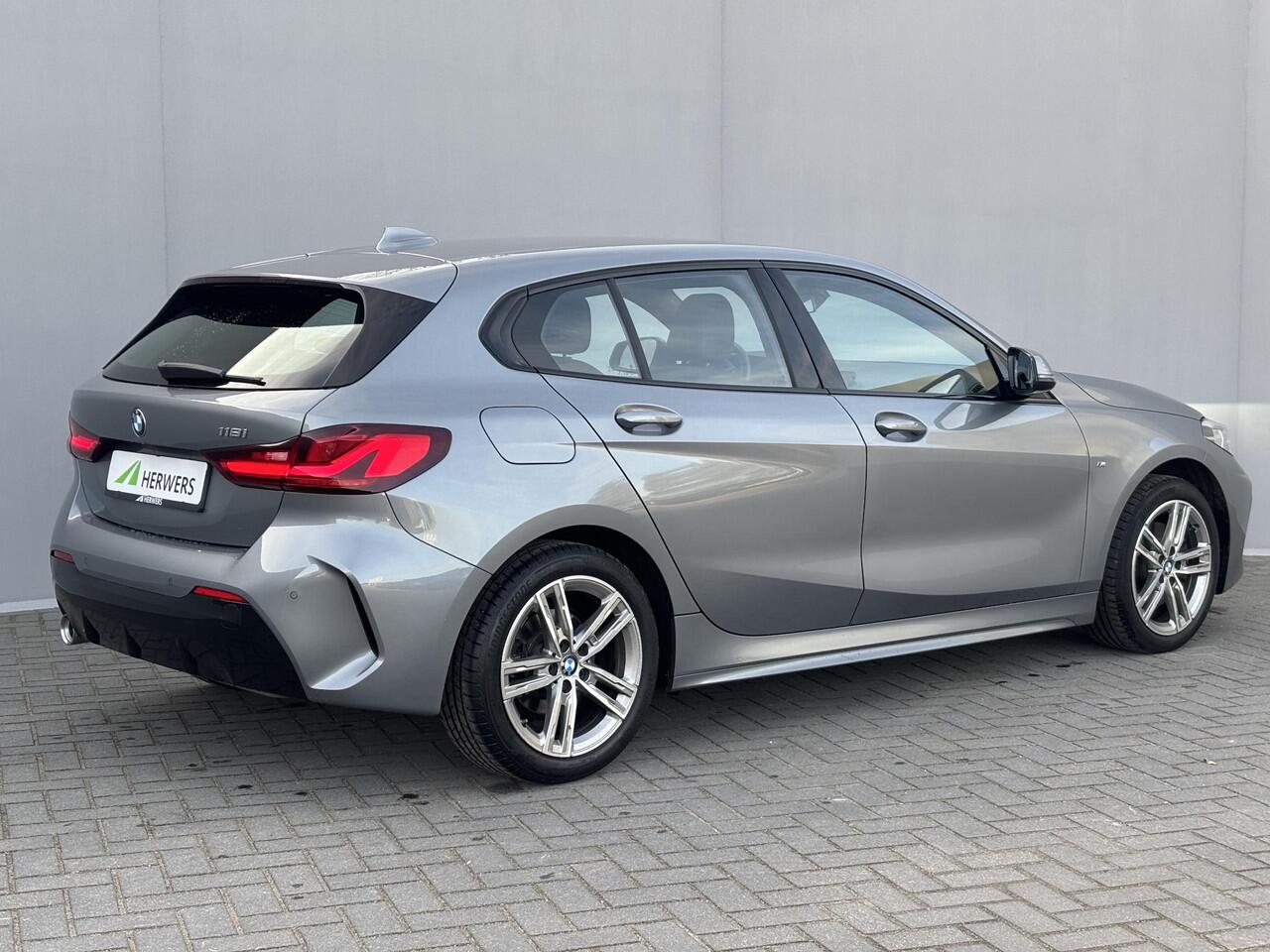 BMW 1-SERIE 118i Automaat / M-SPORT / Pack LED / Fabrieksgarantie tot 06-2026 / Dealer onderhouden / Sportstoelen / Trekgewicht 1300 Kg / Cruise control / Stoelverwarming / Apple Carplay Android Auto / Climate control / Keyless Entry/Start /