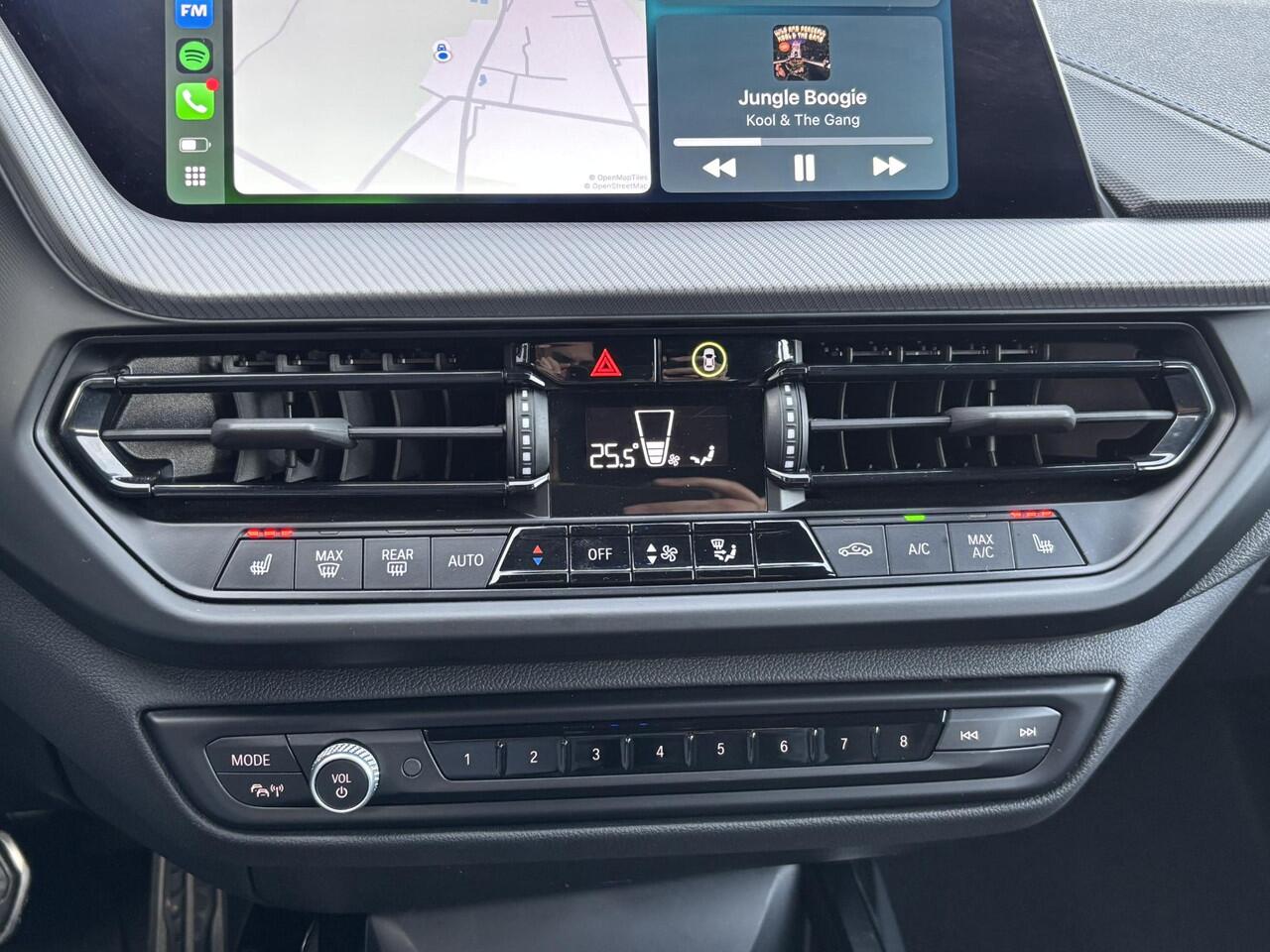 BMW 1-SERIE 118i Automaat / M-SPORT / Pack LED / Fabrieksgarantie tot 06-2026 / Dealer onderhouden / Sportstoelen / Trekgewicht 1300 Kg / Cruise control / Stoelverwarming / Apple Carplay Android Auto / Climate control / Keyless Entry/Start /