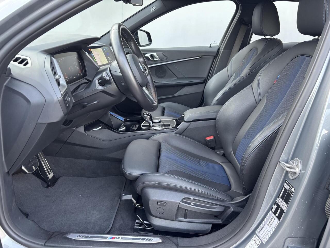 BMW 1-SERIE 118i Automaat / M-SPORT / Pack LED / Fabrieksgarantie tot 06-2026 / Dealer onderhouden / Sportstoelen / Trekgewicht 1300 Kg / Cruise control / Stoelverwarming / Apple Carplay Android Auto / Climate control / Keyless Entry/Start /