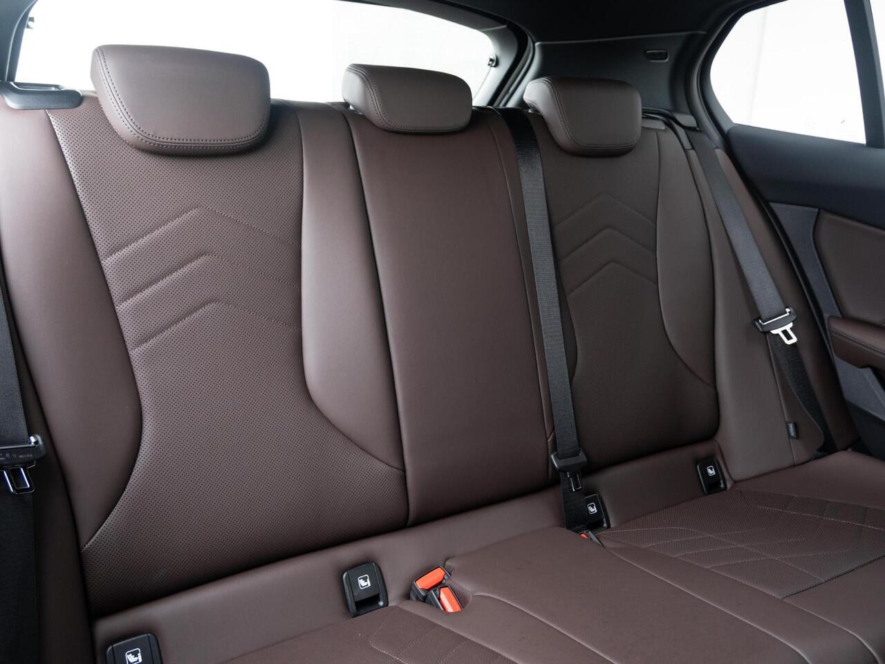 BMW 1-SERIE 120 | M Sportpakket | Innovation Pack | Comfort Access | Driving Assistant | Head-Up Display | 18''