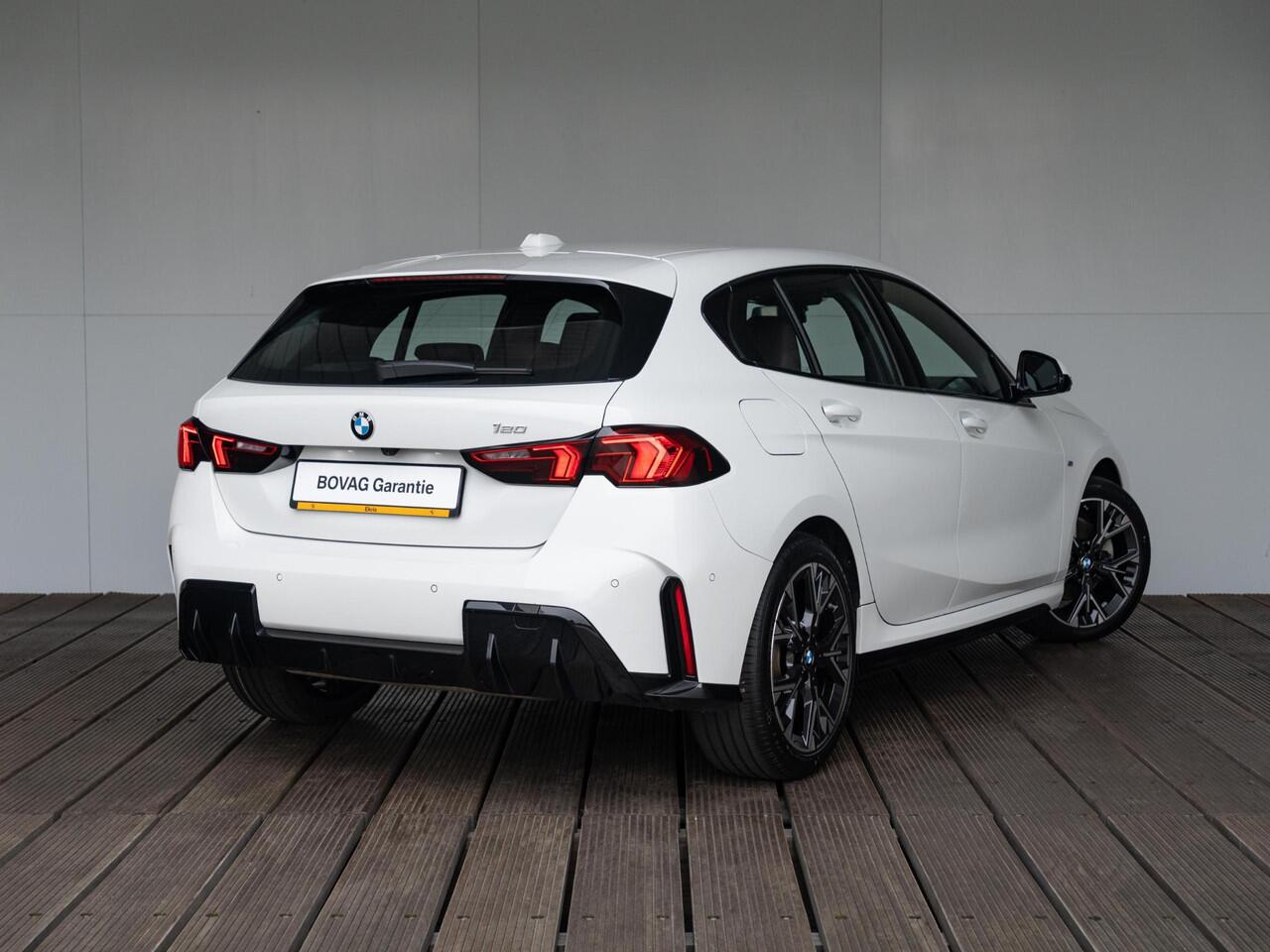 BMW 1-SERIE 120 | M Sportpakket | Innovation Pack | Comfort Access | Driving Assistant | Head-Up Display | 18''