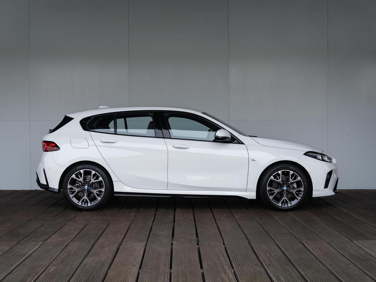 BMW 1-SERIE 120 | M Sportpakket | Innovation Pack | Comfort Access | Driving Assistant | Head-Up Display | 18''