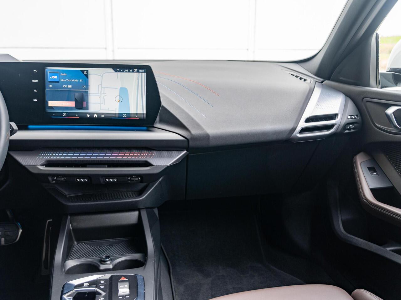 BMW 1-SERIE 120 | M Sportpakket | Innovation Pack | Comfort Access | Driving Assistant | Head-Up Display | 18''