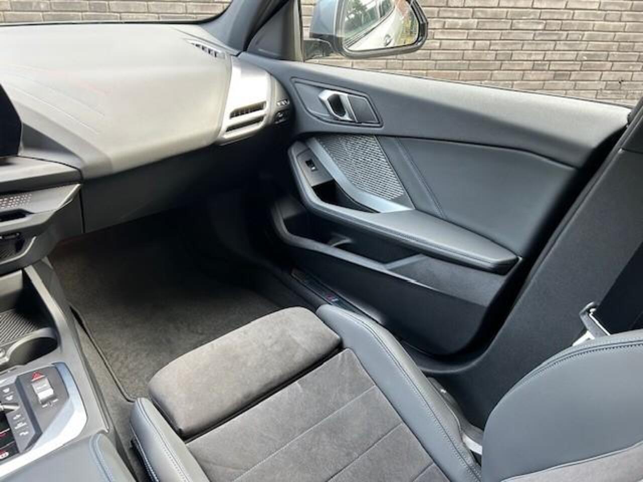 BMW 1-SERIE 120 M-Sport Design Edition l Sfeer Verlichting l Stoelverwarming l Apple Carplay l