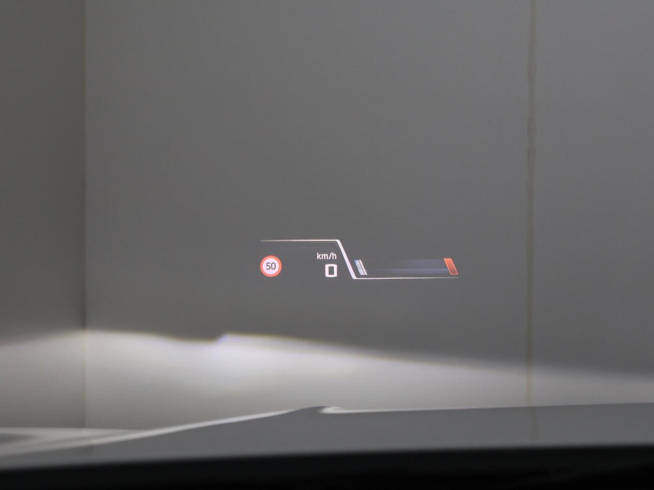 BMW 1-SERIE M135 xDrive 19 "LM M-velgen | M-ec-en interieur | 300 PK | Head up display | Navigatiesysteem | Stoel- en stuurverwarming | 360gr. camera | Harmon Kardon geluid | Afneembare trekhaak |