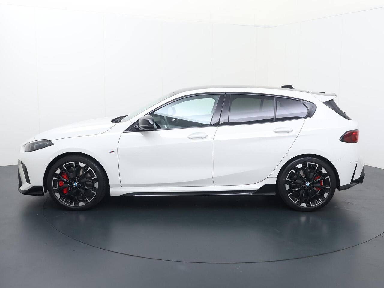 BMW 1-SERIE M135 xDrive 19 "LM M-velgen | M-ec-en interieur | 300 PK | Head up display | Navigatiesysteem | Stoel- en stuurverwarming | 360gr. camera | Harmon Kardon geluid | Afneembare trekhaak |