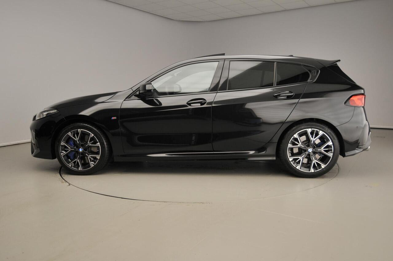 BMW 1-SERIE 5-deurs M135 xDrive | M-Sportpakket | LED | Leder | HUD | Schuifdak | Elektr. zetels | DAB | Harman-kardon sound | Alu 18 inch