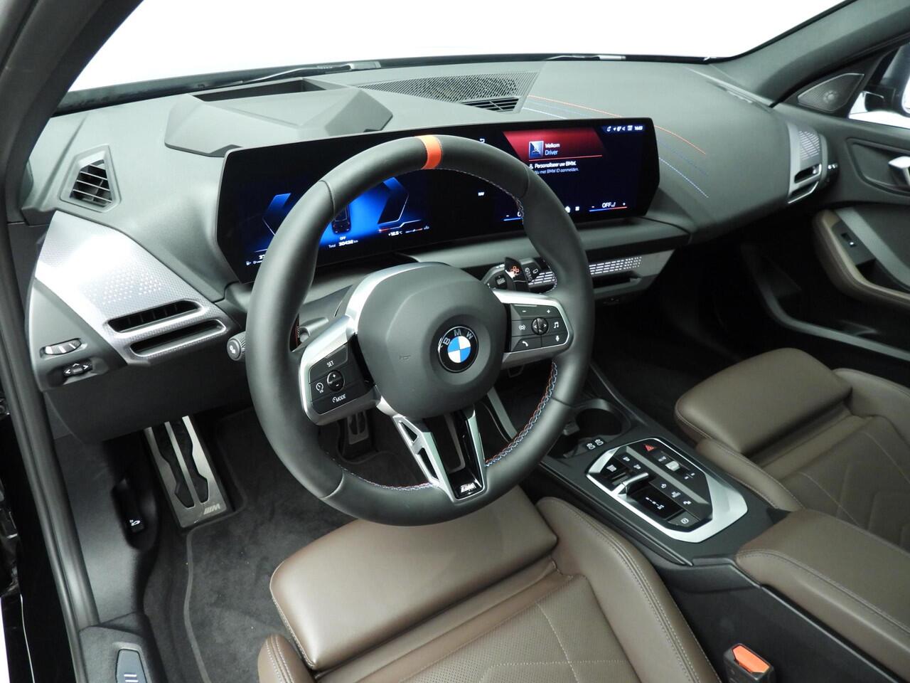 BMW 1-SERIE 5-deurs M135 xDrive | M-Sportpakket | LED | Leder | HUD | Schuifdak | Elektr. zetels | DAB | Harman-kardon sound | Alu 18 inch