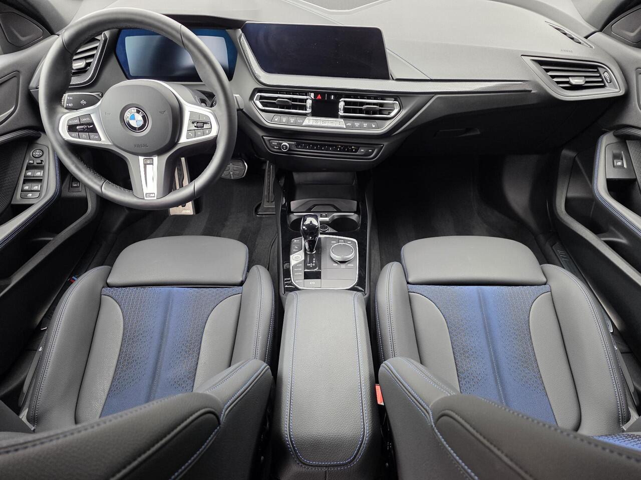 BMW 1-SERIE 120i M Sport /Apple Carplay/Stuur-Stoelverw./Camera/Parkeersens. Rondom/Elektr. Klep/DAB+/Grootlichtass./(MET GARANTIE*)