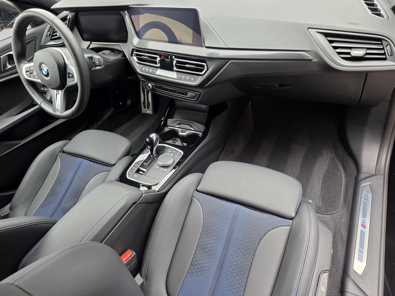 BMW 1-SERIE 120i M Sport /Apple Carplay/Stuur-Stoelverw./Camera/Parkeersens. Rondom/Elektr. Klep/DAB+/Grootlichtass./(MET GARANTIE*)