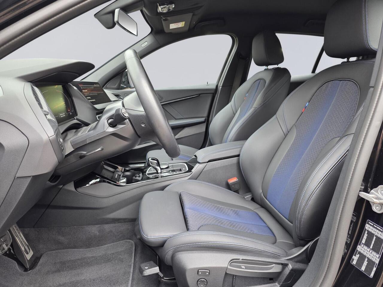 BMW 1-SERIE 120i M Sport /Apple Carplay/Stuur-Stoelverw./Camera/Parkeersens. Rondom/Elektr. Klep/DAB+/Grootlichtass./(MET GARANTIE*)