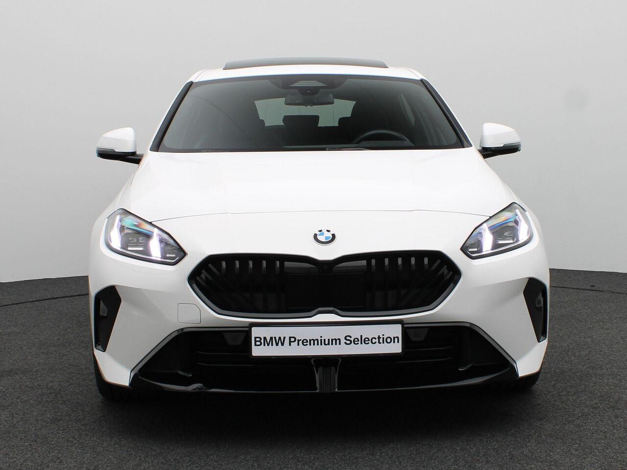 BMW 1-SERIE 120 M Sportpakket | Panoramadak | Head-Up Display | Elek. Stoelen met Memory | 18"