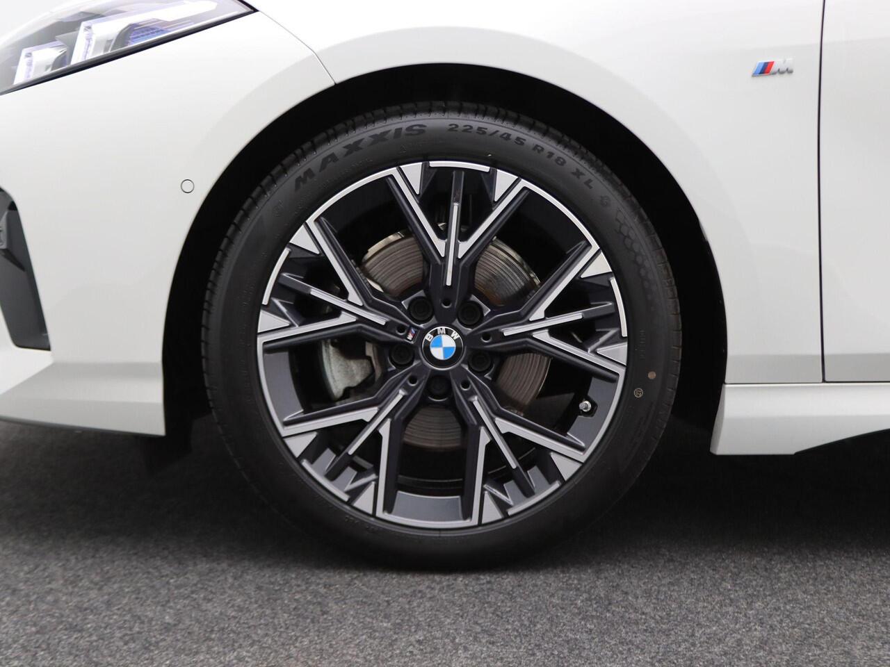 BMW 1-SERIE 120 M Sportpakket | Panoramadak | Head-Up Display | Elek. Stoelen met Memory | 18"