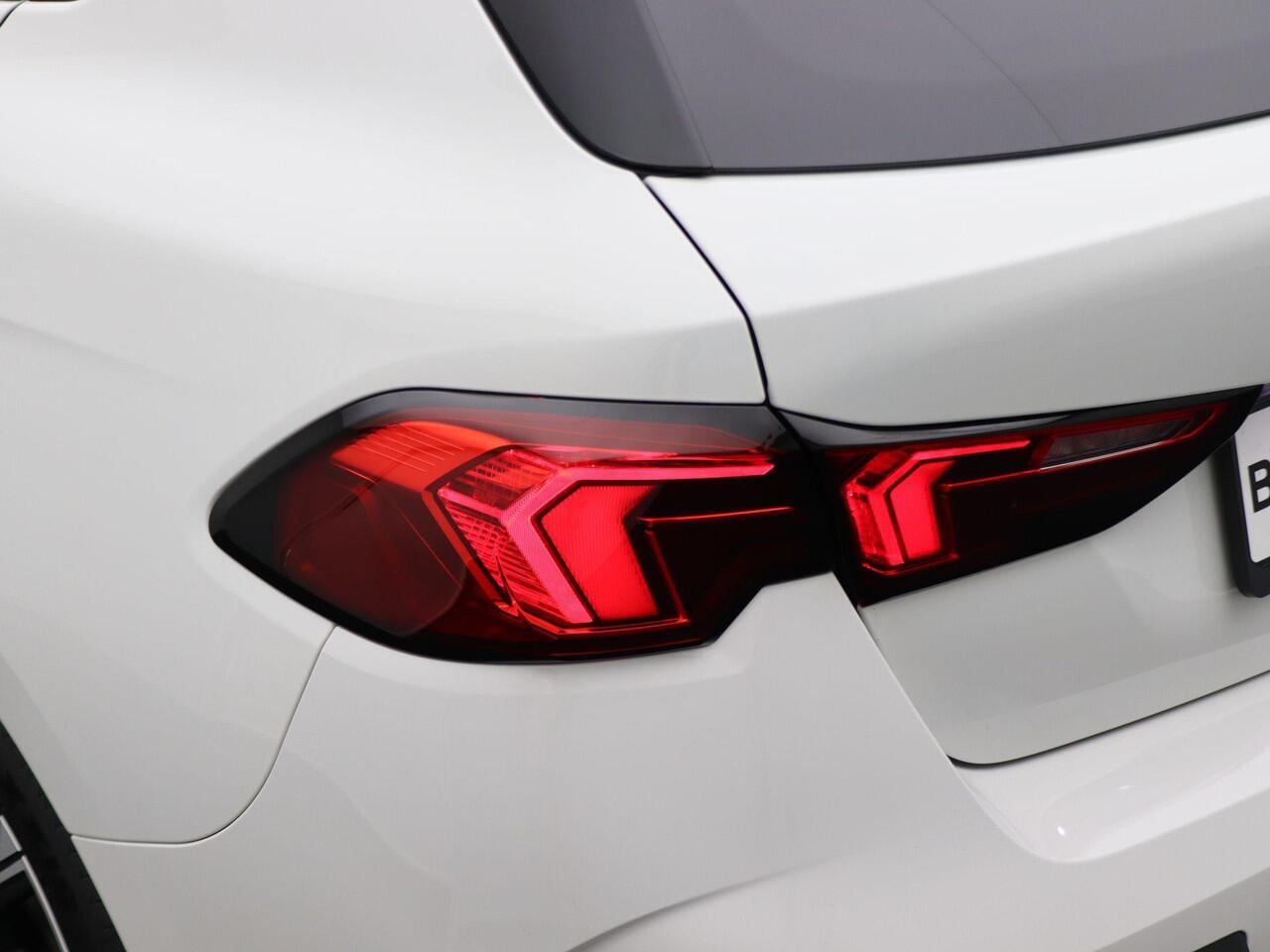 BMW 1-SERIE 120 M Sportpakket | Panoramadak | Head-Up Display | Elek. Stoelen met Memory | 18"