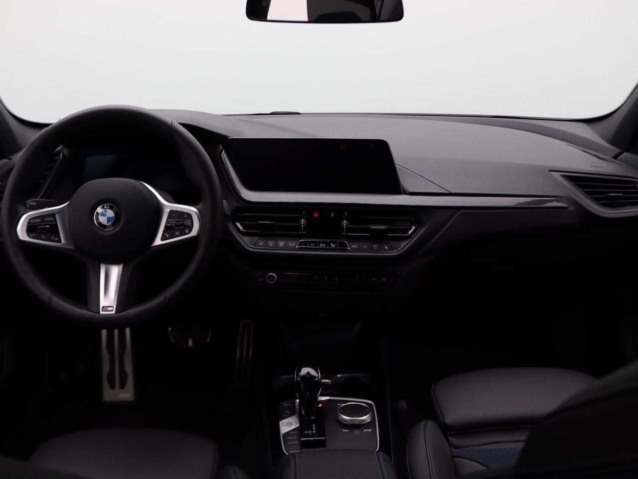 BMW 1-SERIE 118i M Sportpakket | Stoelverwarming | Achteruitrijcamera | Sportstoelen | 17"