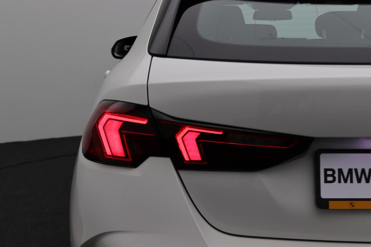 BMW 1-SERIE 120 M Sportpakket | Trekhaak | Adaptief M-onderstel | Elek. Sportstoelen | Parkeerhulpsysteem Plus |19"