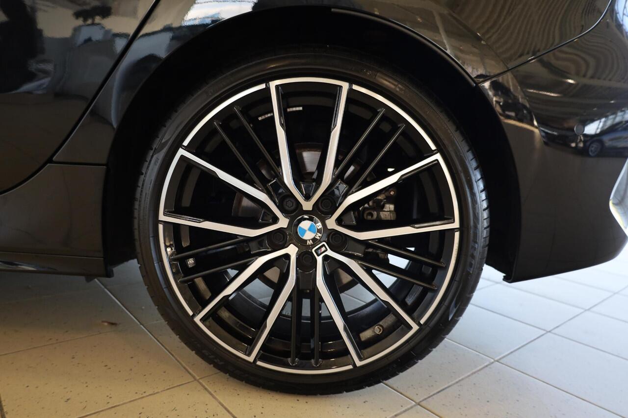 BMW 1-SERIE 118i | M Sportpakket | Panoramadak | HI-FI | Stoel & stuurwielverwarming | Shadow Line | Achteruitrijcamera