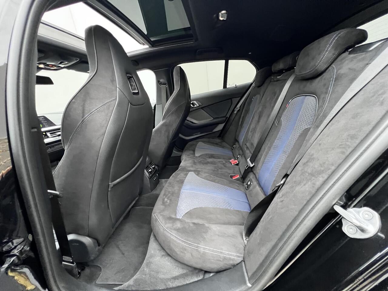 BMW 1-SERIE 118i / Dealer onderhouden / M-Sport PRO / Panorama schuifdak / Head Up Display / Adaptieve Cruise Control / Harman Kardon Audio / Alcantara Sportstoelen / 19" / Camera /