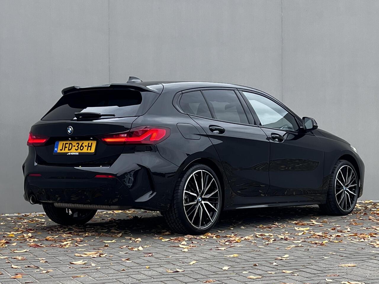 BMW 1-SERIE 118i / Dealer onderhouden / M-Sport PRO / Panorama schuifdak / Head Up Display / Adaptieve Cruise Control / Harman Kardon Audio / Alcantara Sportstoelen / 19" / Camera /