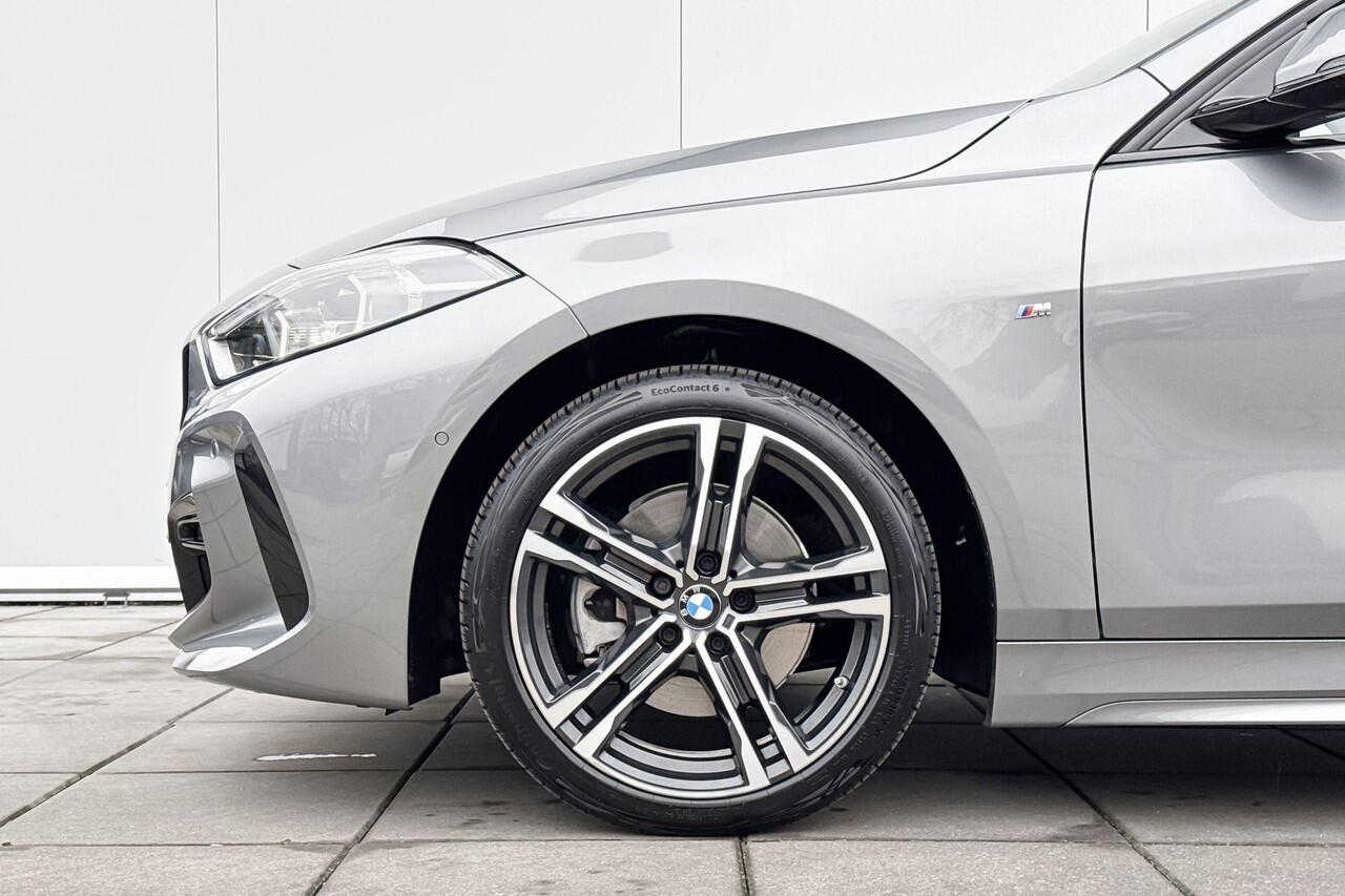 BMW 1-SERIE 118i M-Sport / Glazen Schuifdak / M-Achterspoiler / Achteruitrij Camera / Klasse 3 Alarm / 18 inch