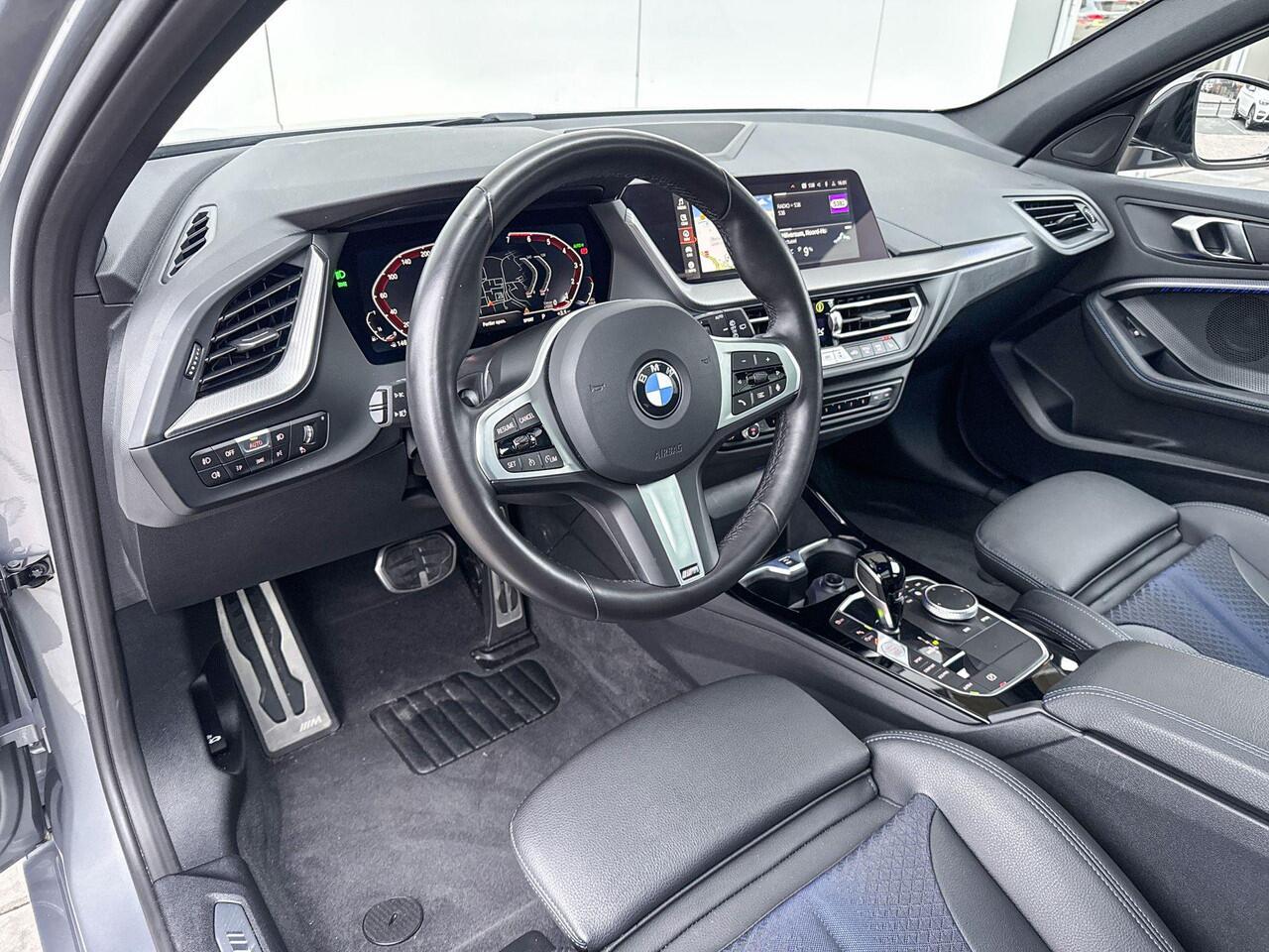 BMW 1-SERIE 118i M-Sport / Glazen Schuifdak / M-Achterspoiler / Achteruitrij Camera / Klasse 3 Alarm / 18 inch