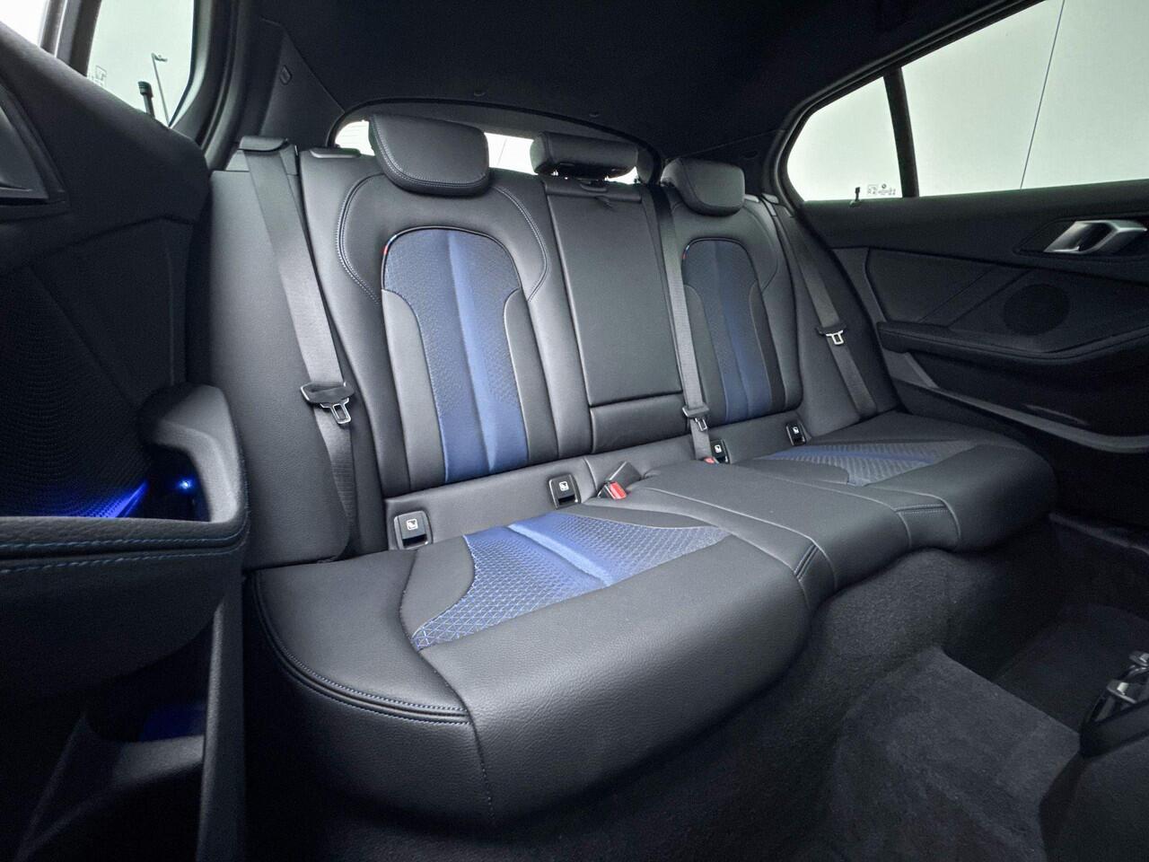 BMW 1-SERIE 118i M-Sport / Glazen Schuifdak / M-Achterspoiler / Achteruitrij Camera / Klasse 3 Alarm / 18 inch