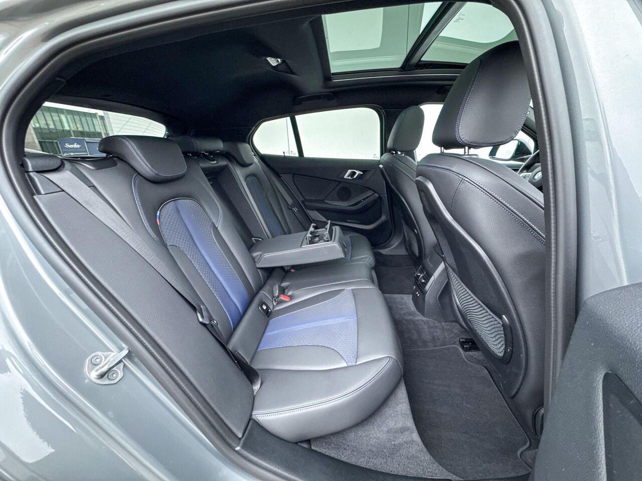 BMW 1-SERIE 118i M-Sport / Glazen Schuifdak / M-Achterspoiler / Achteruitrij Camera / Klasse 3 Alarm / 18 inch