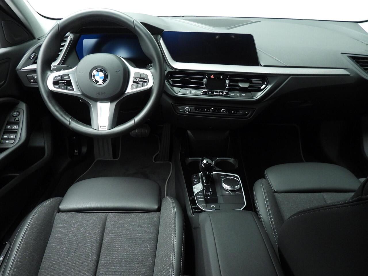 BMW 1-SERIE 5-Deurs 118i | LED | Navigatie | Sportstoelen | Clima | PDC | DAB | Hifi speakers | Alu 17 inch