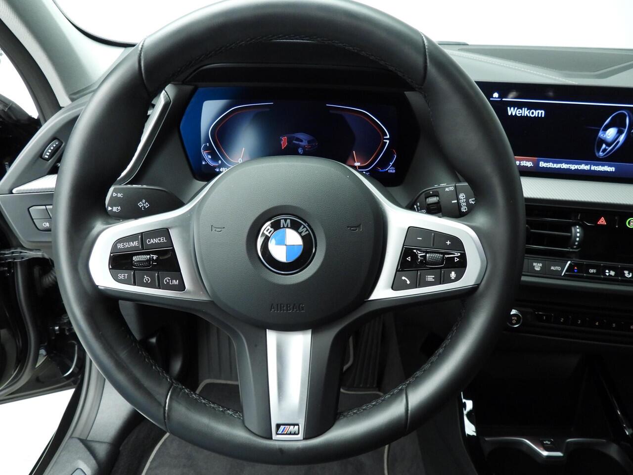 BMW 1-SERIE 5-Deurs 118i | LED | Navigatie | Sportstoelen | Clima | PDC | DAB | Hifi speakers | Alu 17 inch