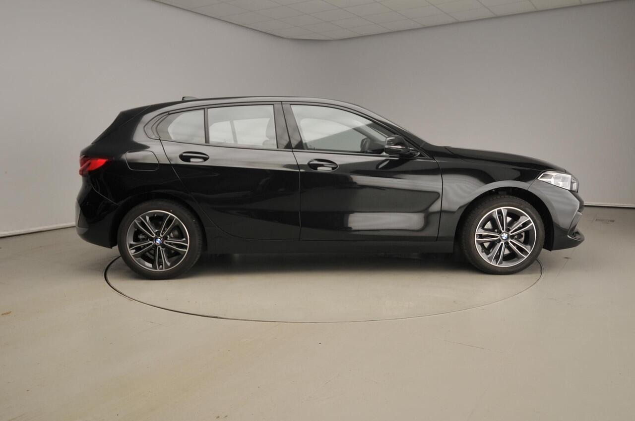 BMW 1-SERIE 5-Deurs 118i | LED | Navigatie | Sportstoelen | Clima | PDC | DAB | Hifi speakers | Alu 17 inch